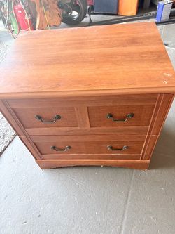 Small dresser with 2 large drawer $60