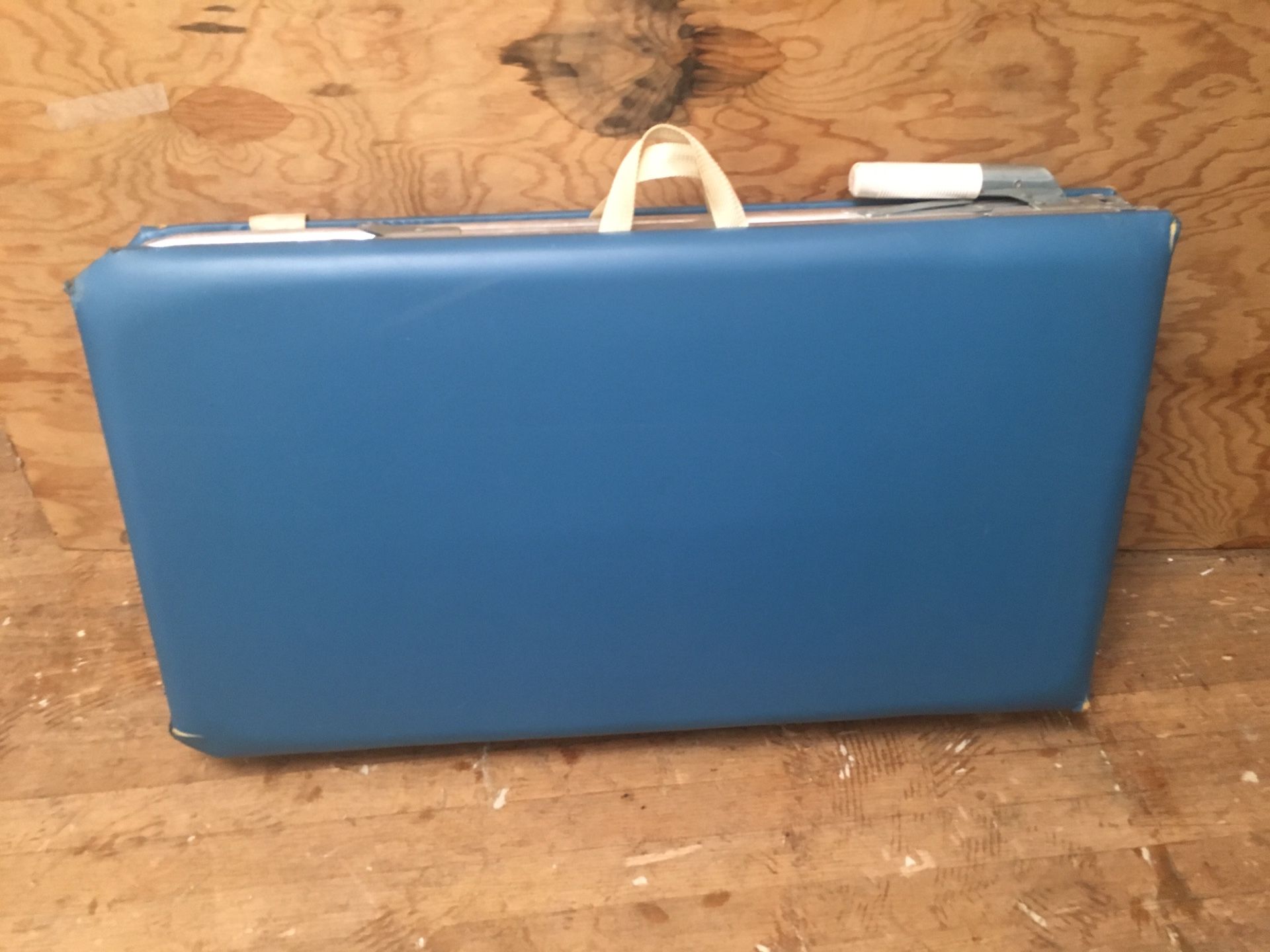 Portable sit up/exercise table