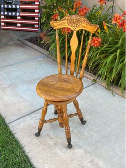 VINTAGE SOLID OAKWOOD PIANO / MUSIC CHAIR (ADJUSTABLE HEIGHT SWIVEL SEAT) (15”DIA X 17”D X 37”H)