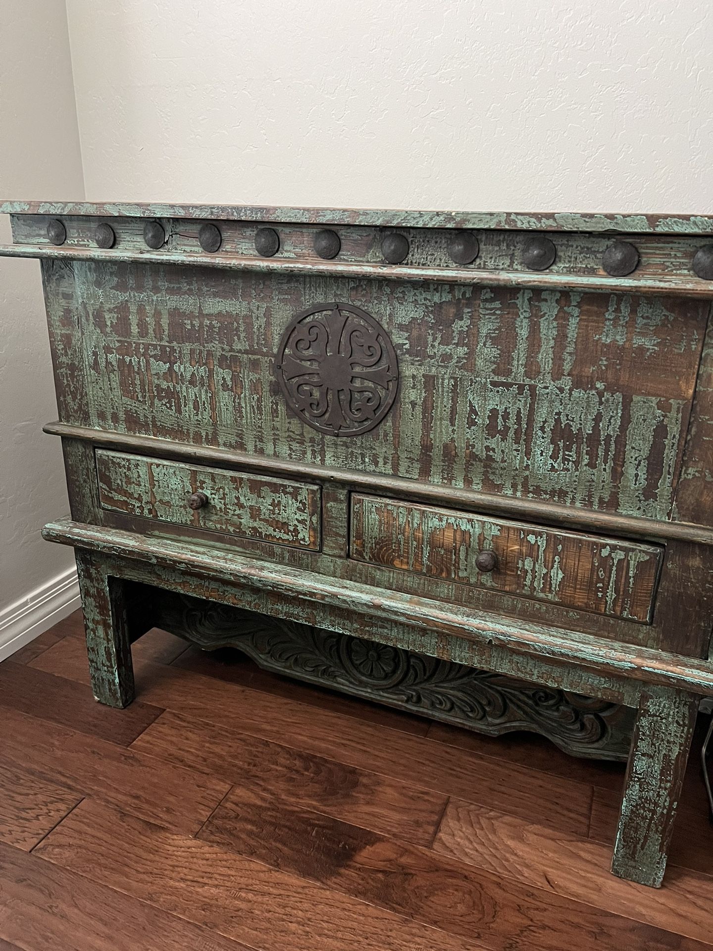 Vintage Distressed Wood Chest/sidetable