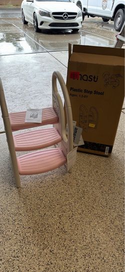 Onasti Kids Plastic Step Stool Pink NEW OUT OF BOX