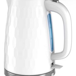 BLACK+DECKER KE1560W cordless electric kettle. With a 1.7L 