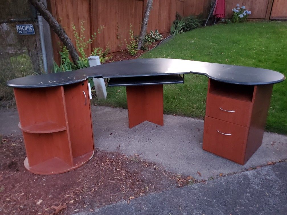 Free corner desk!