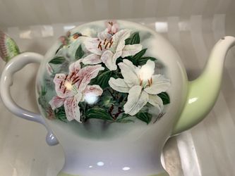 Vintage Tela Flora teapot with hummingbird and Lily's Thumbnail