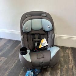 PRACTICALLY NEW SAFETY FIRST CONVERTIBLE CAR SEAT!!