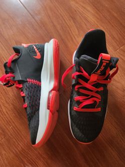 NIKE basketball shoes,  men 7.5 size