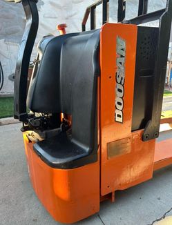 Doosan pallet jack