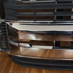 2017-2019 Ford F250 F350 Super Duty OEM Chrome Grille — Excellent Condition