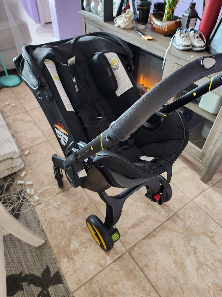 Used Doona Carseat/stroller Midnight Edition (Base Included)