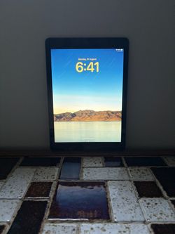 Apple iPad 6th Gen (2018) | 32GB Wi-Fi - Great Condition!