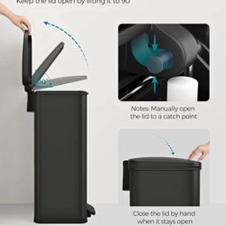 Kitchen Trash Can, 10.5 Gallon (40 L) Garbage Can, Large Step Trash Bin with Lid, Stainless Steel, Soft Close, 15 Trash Bags Included, Bla