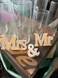 Mr & Mrs sign