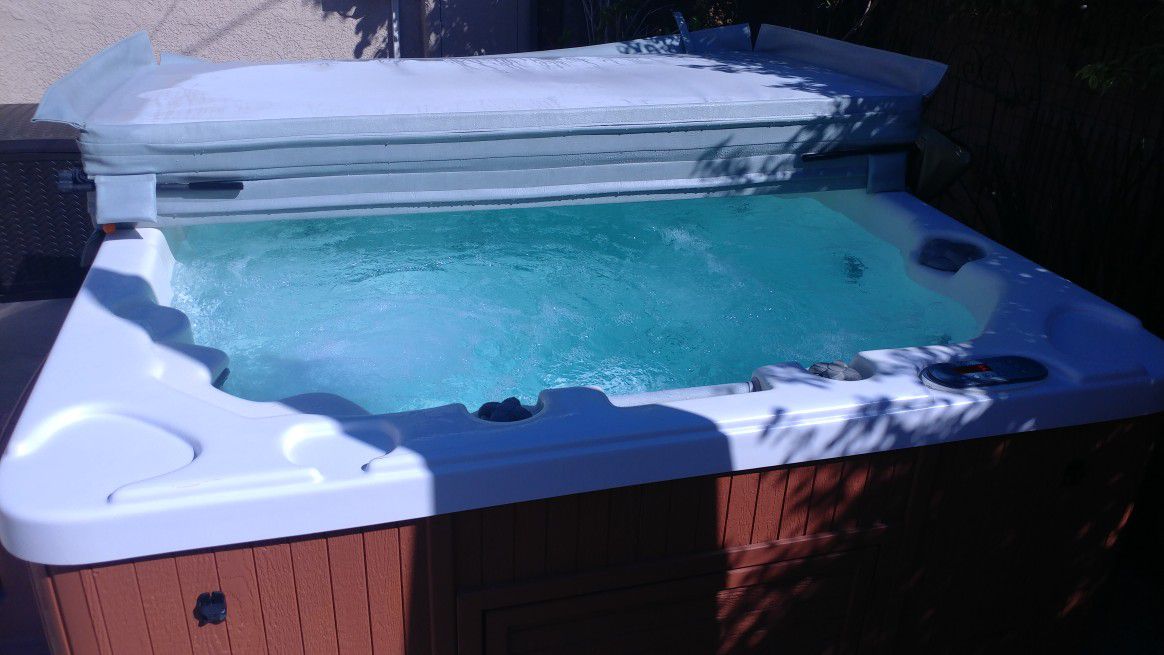 Hot tub works and looks great large 7x7 21 jets 220v heats up twice as fast as 110v uses half the electricity as 110v