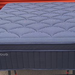 King DreamCloud Luxe Hybrid Mattress, excellent condition