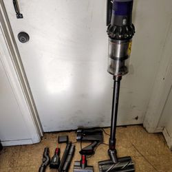 Dyson V10 Cordless Vacuum Used
