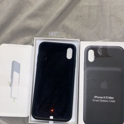Black And White Apple iPhone XS Max Smart Charging Cases 