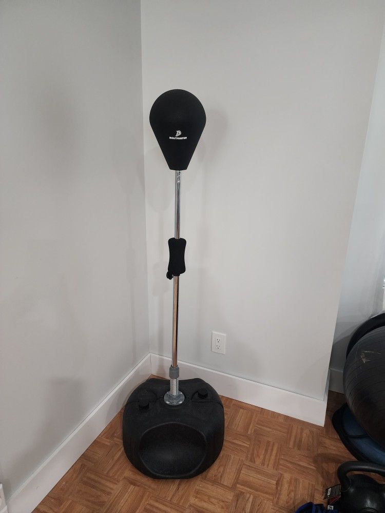 PUNCHING BAG WITH STAND