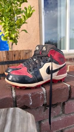 Baseball cleats