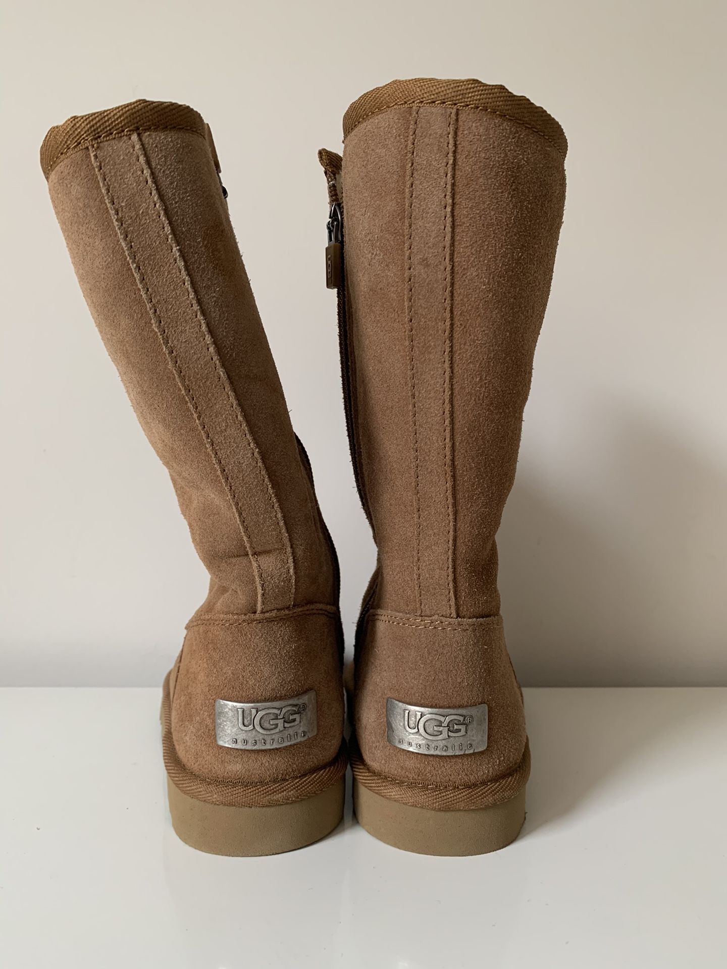 Kids UGGs Size:9/10 zip up