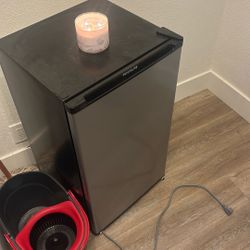frigidaire mini fridge READ DESCRIPTION 