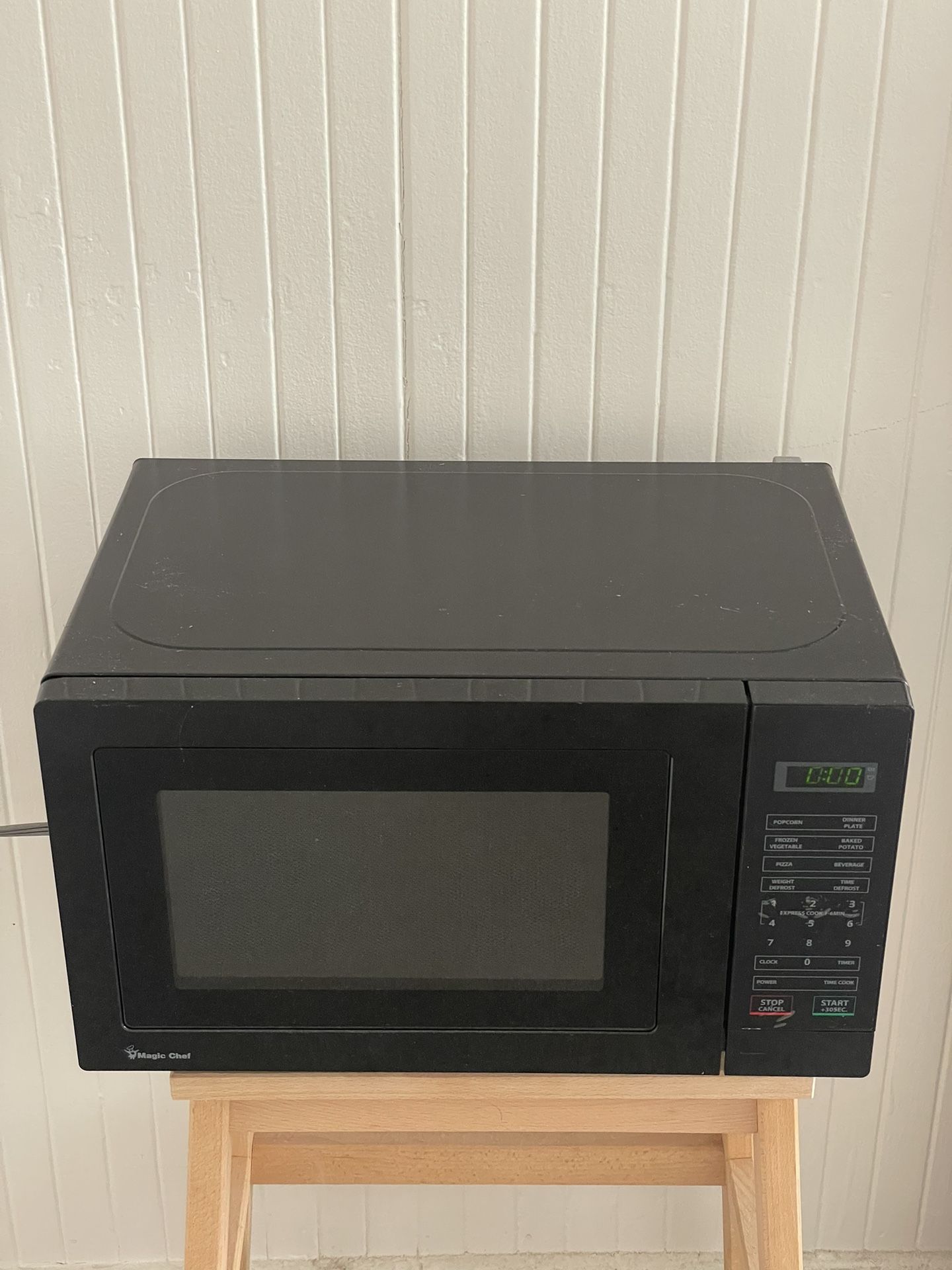 🔥 Magic Chef 0.7 cu. ft. 700-Watt Countertop Microwave – Black