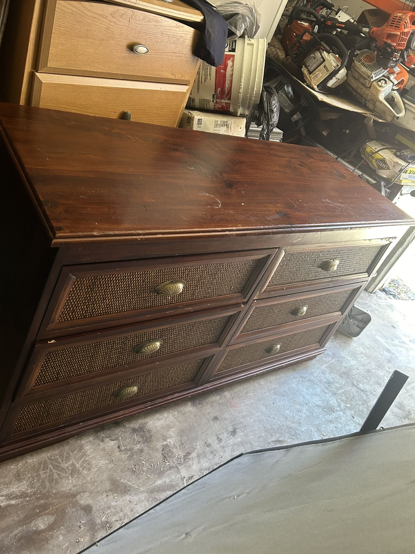 Dresser Set In Good Condition