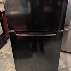 Magic Chef
7.3 cu. ft. Mini Fridge