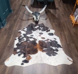 Cowhide Rug And Bedazzled Longhorn Skull