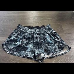 Women’s Lululemon Tracker Short V *4" Medium