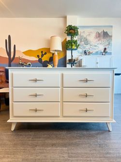 White Dresser / 6 Drawers / Vintage!
