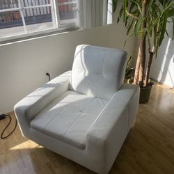 White Leather Swivel Lounge Chair – High-End German Brand (W. Schillig)