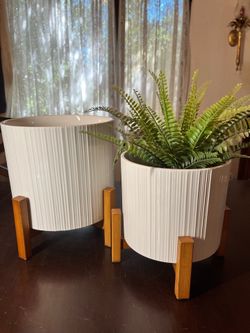 🪴S/2 White Planters with Wooden Stands NEW