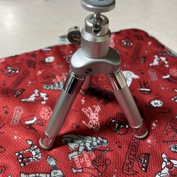 Mimi-D Tripod (Excellent Condition)