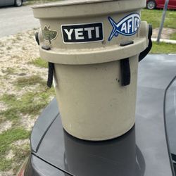 YETI Coolers Camping Equipment Other Loadout 5 Gallon Bucket W/O Lid KHK Used