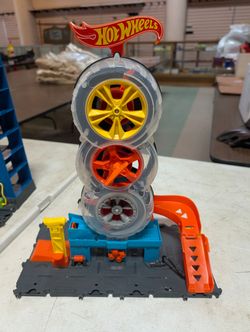 Hot Wheels City Super Twist Tire Shop Playset