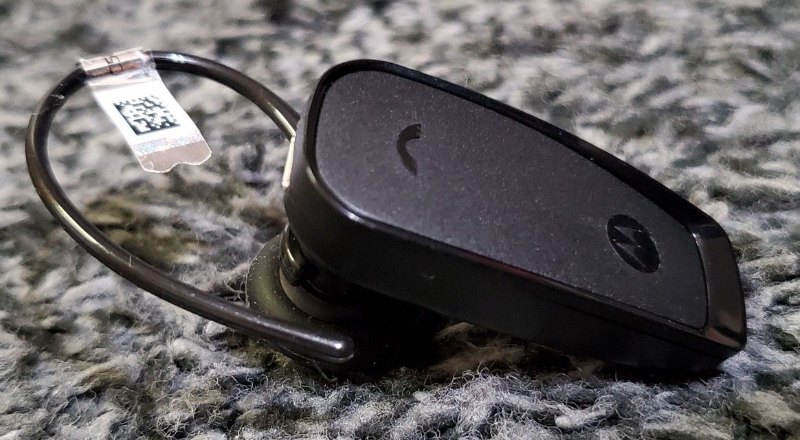 Motorola HK110 Universal Bluetooth 2.1/EDR Headset - Connect to 2 Phones