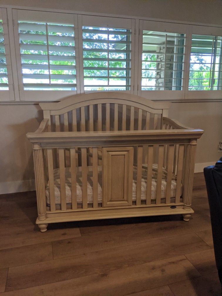 Bonavita Convertible Crib And Matching Dresser
