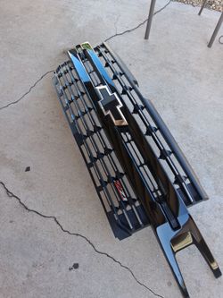 2022 silverado grille and  2020 silverado right side mirror