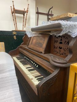 Vintage Peerless Pump Organ