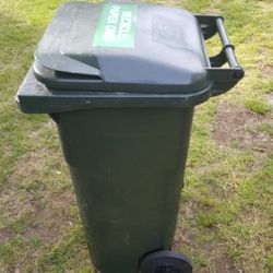  2. 20gallion Locking Lid Bins
