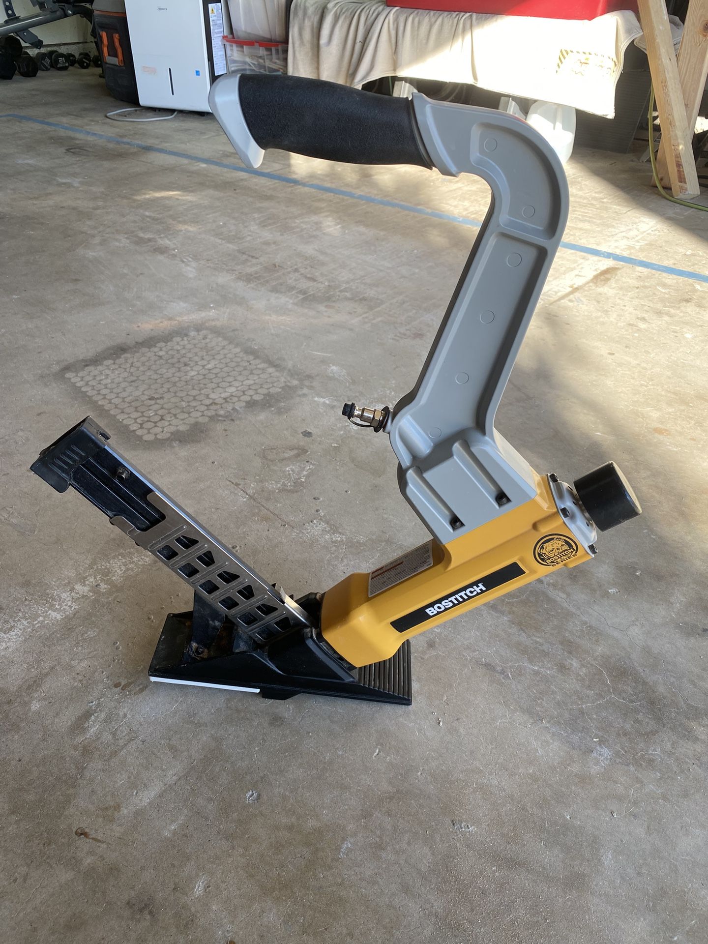 BOSTITCH Flooring Nailer