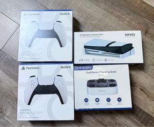 Set Sony DualSense Wireless Controllers, Charging Dock, and Horizontal Stand