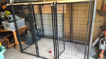 Kennel w/plywood top