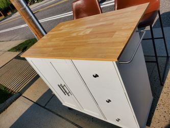 Like New Kitchen island with 2 stools & a leaf