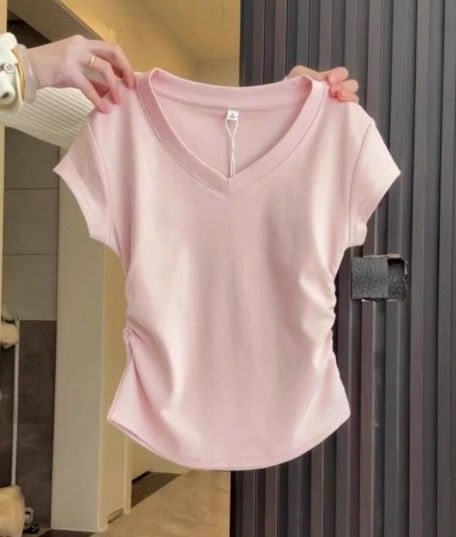 Ultra bright pink short-sleeved front-sleeve t-shirt for women in summer 2025. New style, fitted short top, high-waisted V-neck, sleeveless, made of p
