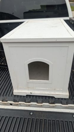 Cat house 38½"Long x 21½"Wide x 23"Tall side opens up to clean or feed