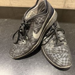Women's Nike Tennis Shoes 8.5