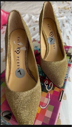 NEW Gorgeous Confortable Gold Hills SALE $30 🍀