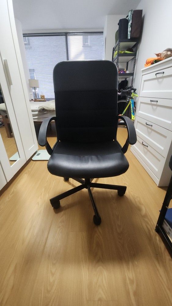 Comfortable Office Chair with Armrest and Wheels