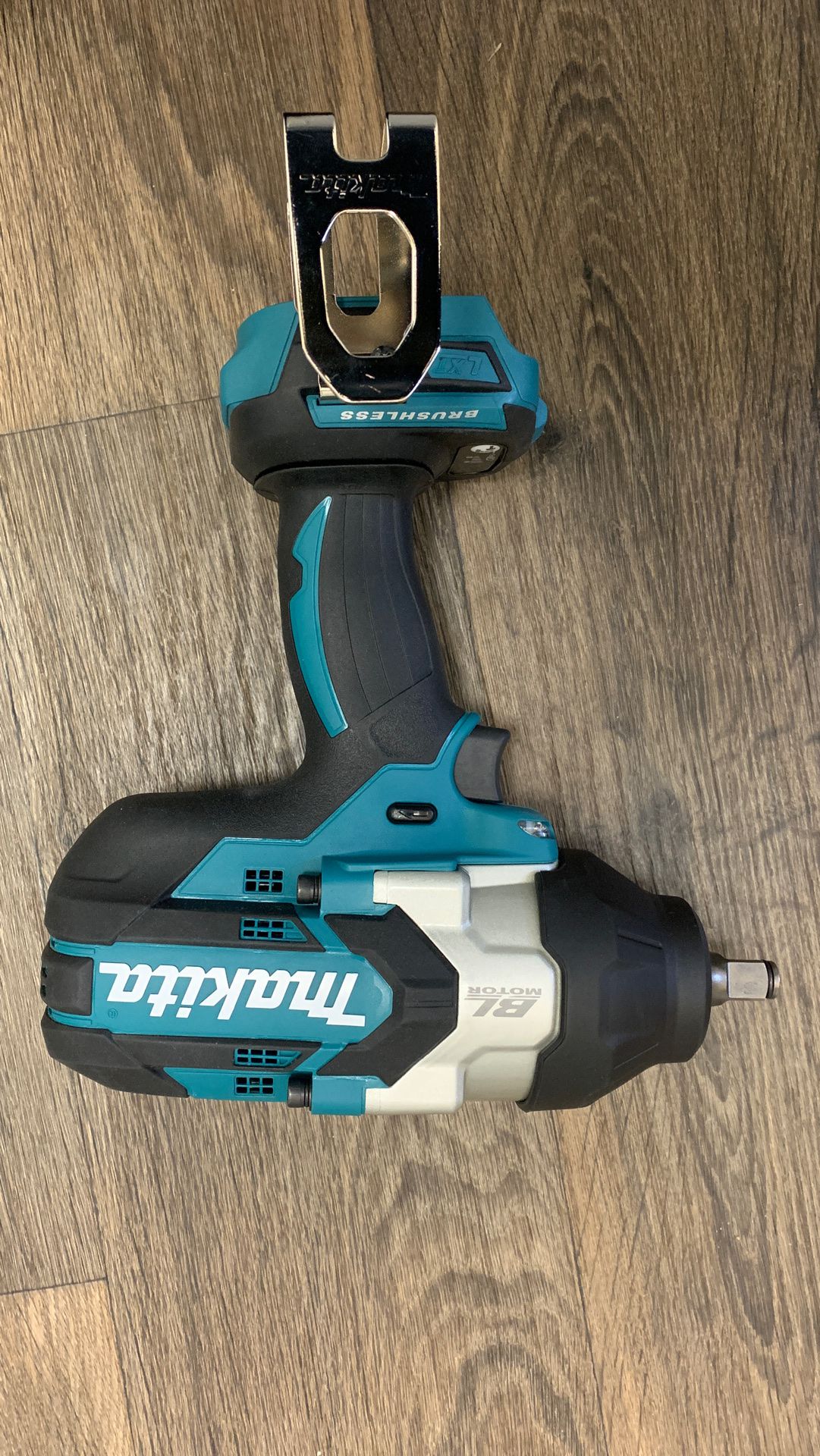 Makitta impact wrench 18V brushless motor model XWT08 TOOL ONLY IT DOES NOT INCLUDES BATTERY OR CHARGER $240
